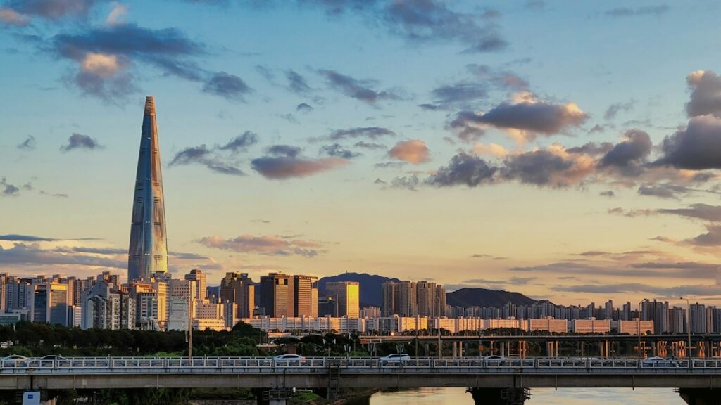 서울 아파트와 한강 전경, 일시적 2주택 세제 특례 변경 관련 대표 이미지